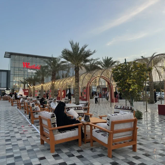 وستفيلد مول الدمام جلسات خارجية وأشجار نخيل