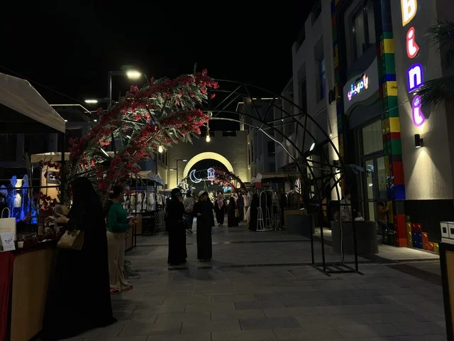 معرض وهج فيلاجيو بالمنطقة الشرقية ليلاً