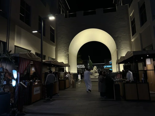 معرض وهج فيلاجيو المنطقة الشرقية ليلاً بالقوس المضيء