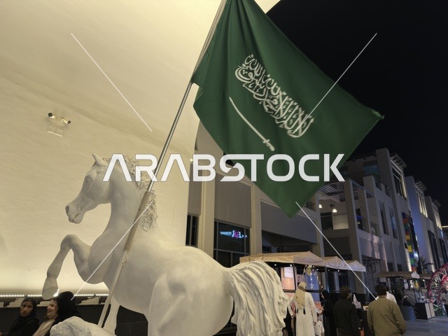 علم السعودية وتمثال حصان في فيلاجيو بالشرقية