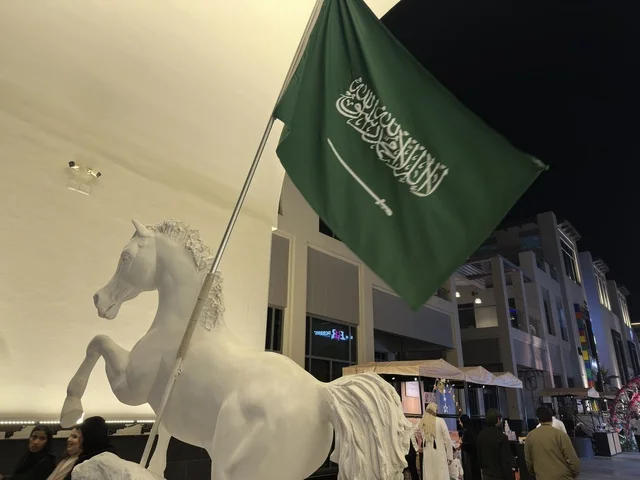 علم السعودية وتمثال حصان في فيلاجيو بالشرقية