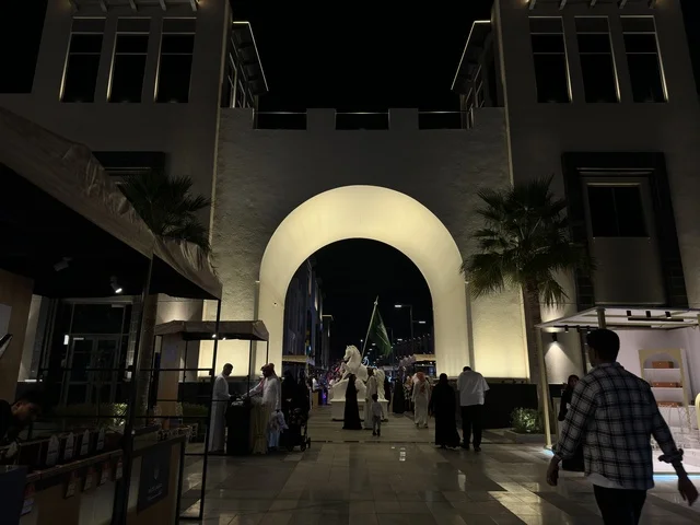 بوابة فيلاجيو المضيئة ليلاً في المنطقة الشرقية