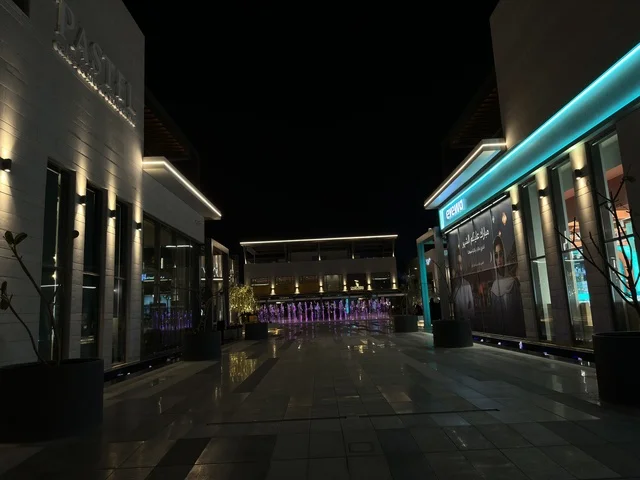 معرض وهج في فيلاجيو الخبر بالمنطقة الشرقية ليلاً