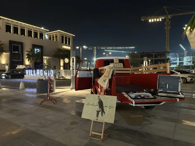 شاحنة كلاسيكية في معرض وهج فيلاجيو الشرقية ليلاً