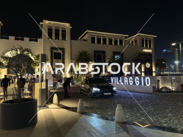 التصميم الخارجي لمطعم فيلاجيو ومعرض وهج ليلاً