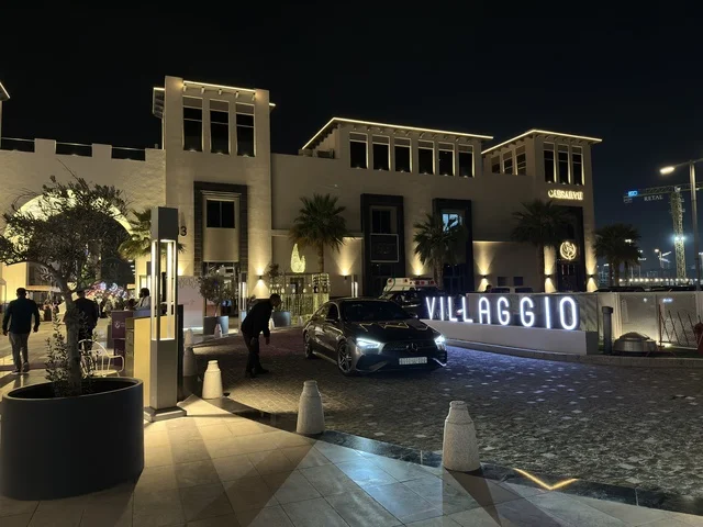 التصميم الخارجي لمطعم فيلاجيو ومعرض وهج ليلاً