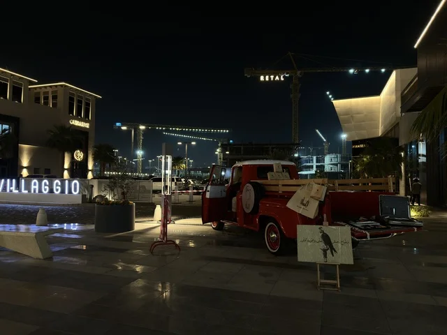 شاحنة حمراء قديمة في فيلاجيو الخبر ليلاً