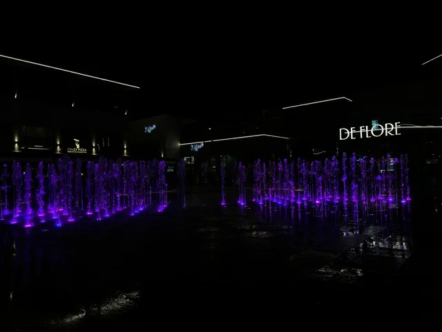 نوافير فيلاجيو المضيئة في المنطقة الشرقية ليلاً