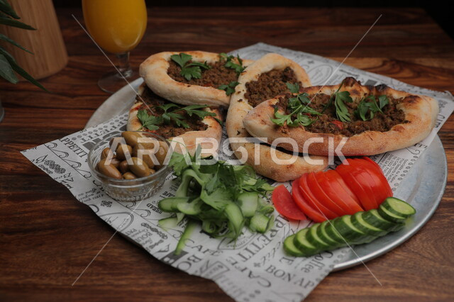 صورة لوجبة فطور عربي ، معجنات و مخبوزرات عربية ، وصفات و أطباق طعام ، مأكولات و وجبات صحية ، مطاعم عربية خليجية سعودية