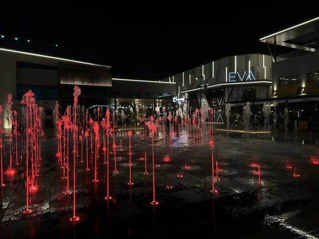 نافورة فيلاجيو الراقصة الحمراء في المنطقة الشرقية ليلاً