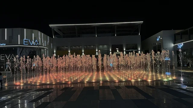 نافورة مضيئة في معرض وهج فيلاجيو بالشرقية ليلاً