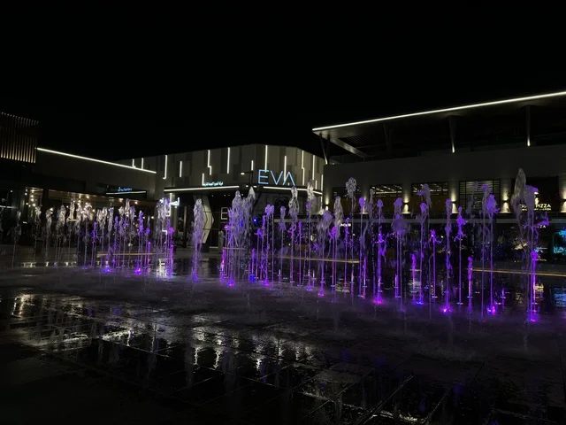 نوافير فيلاجيو الشرقية بإضاءة ليلية أرجوانية