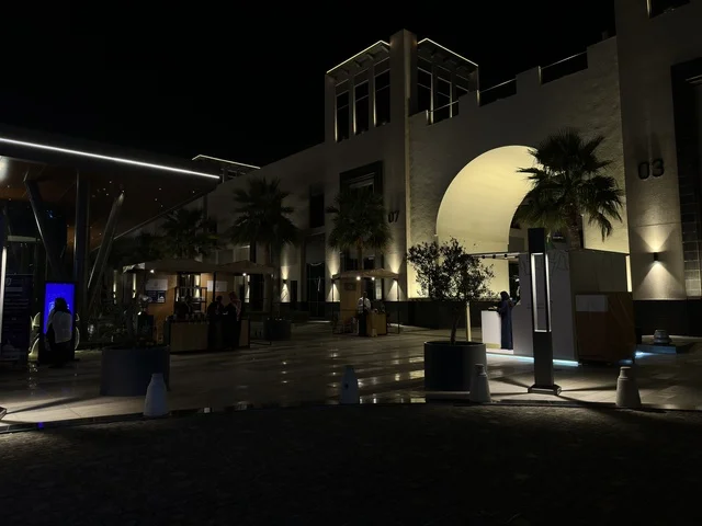 معرض وهج فيلاجيو بالمنطقة الشرقية ليلاً