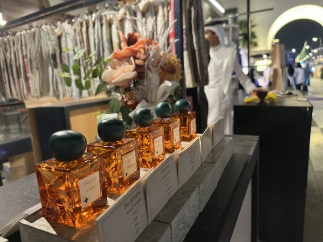 زجاجات عطور في معرض وهج فيلاجيو بالشرقية