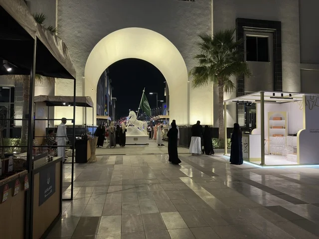 معرض وهج في فيلاجيو المنطقة الشرقية ليلاً