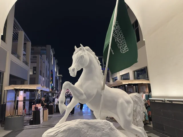 تمثال الحصان الأبيض مع العلم السعودي في فيلاجيو الشرقية