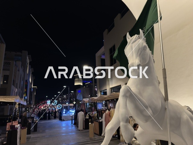 تمثال الخيل الأبيض في معرض وهج فيلاجيو ليلاً