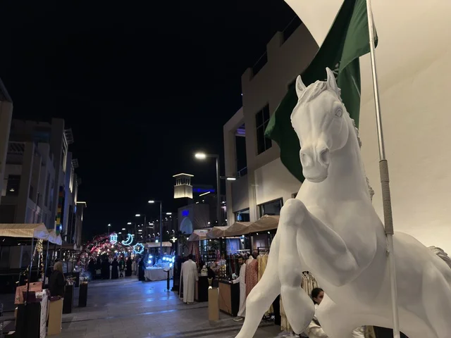 تمثال الخيل الأبيض في معرض وهج فيلاجيو ليلاً