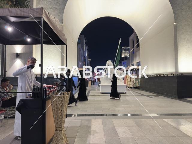 فيلاجيو الخبر المنطقة الشرقية ليلاً مع تمثال الحصان