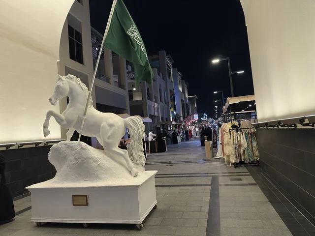 تمثال الخيل في معرض وهج فيلاجيو الشرقية ليلا