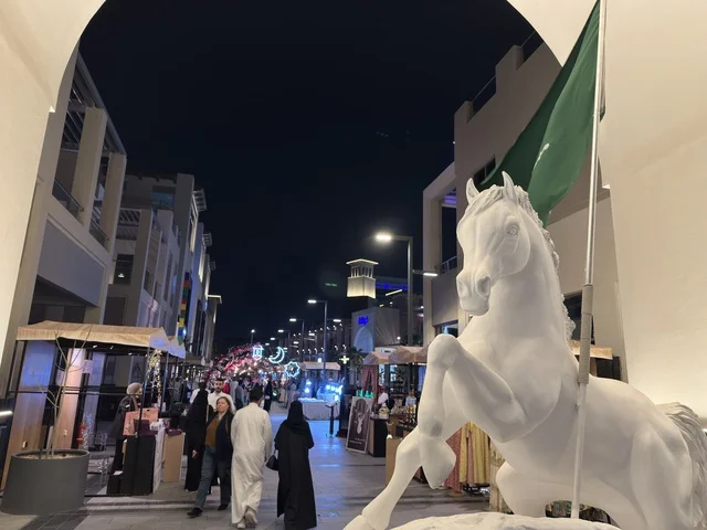 تمثال حصان أبيض في معرض وهج فيلاجيو الشرقية