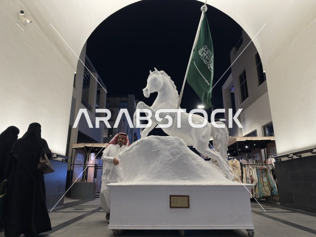 تمثال الخيل وعلم السعودية في معرض وهج فيلاجيو بالشرقية