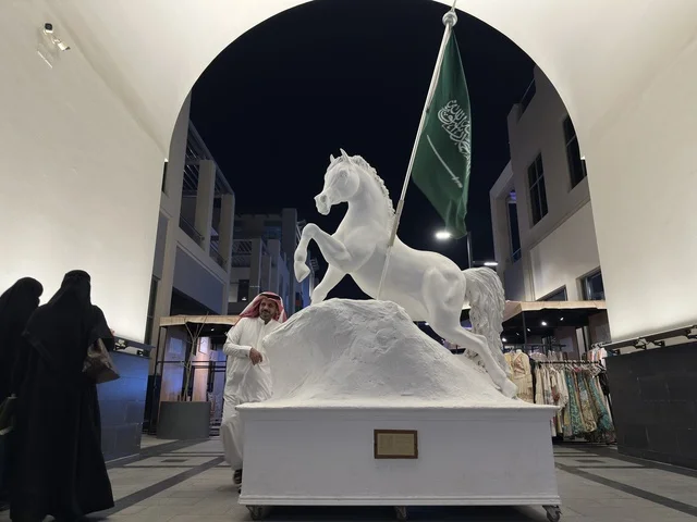 تمثال الخيل وعلم السعودية في معرض وهج فيلاجيو بالشرقية