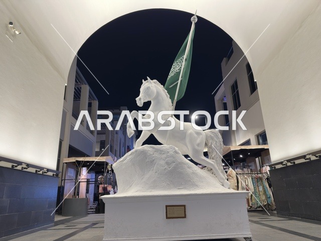 تمثال الحصان مع علم السعودية في فيلاجيو الشرقية