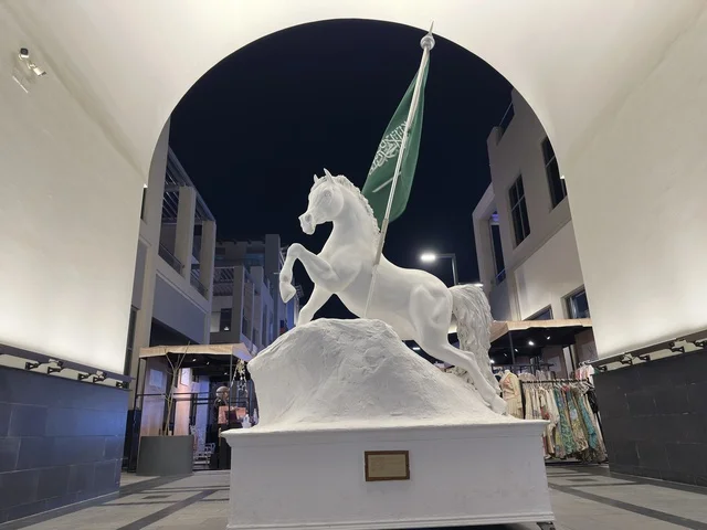 تمثال الحصان مع علم السعودية في فيلاجيو الشرقية