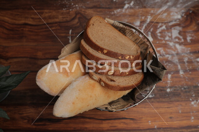 صورة لأنواع من الخبز ، فطور عربي ، مخبوزات ساخنة ، وصفات و أطباق طعام ، مأكولات و وجبات صحية ، مطاعم عربية خليجية سعودية