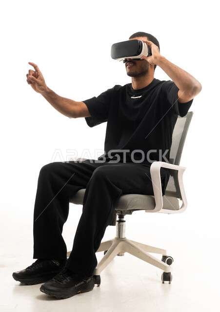 شاب عربي يرتدي نظارة الواقع الافتراضي