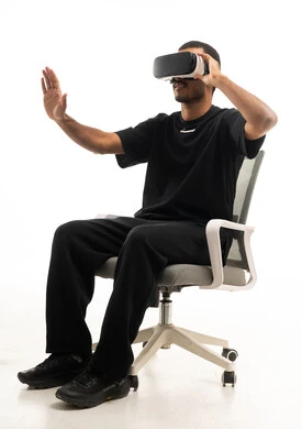 رجل عربي يستخدم نظارة الواقع الافتراضي في الاستوديو