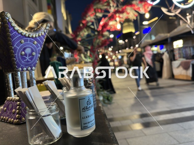 زجاجة عطر ومبخرة في معرض وهج فيلاجيو بالشرقية