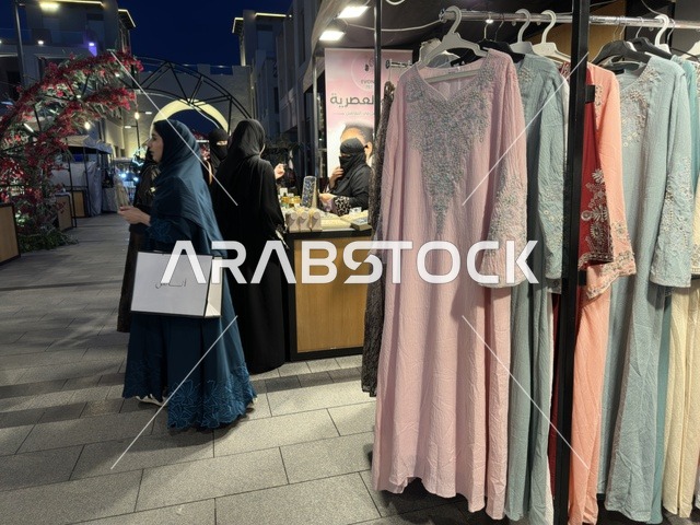 ملابس تقليدية في معرض وهج بفيلاجيو المنطقة الشرقية
