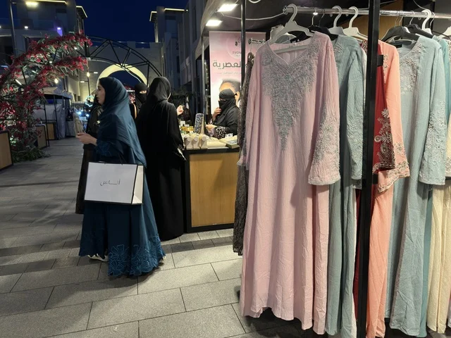 ملابس تقليدية في معرض وهج بفيلاجيو المنطقة الشرقية