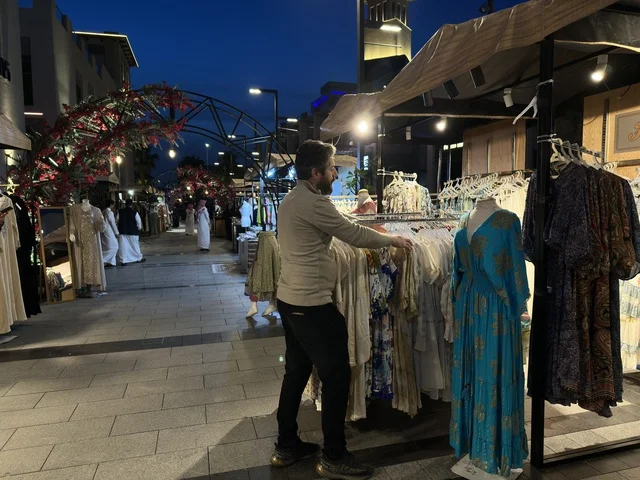 رجل يتسوق في معرض وهج فيلاجيو بالمنطقة الشرقية