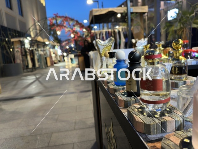زجاجات عطور في معرض وهج بفيلاجيو الشرقية