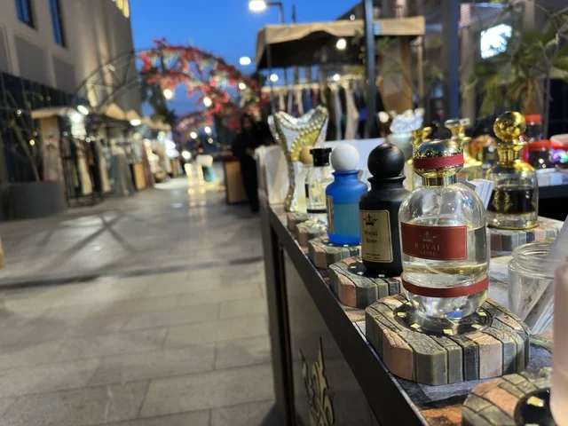 زجاجات عطور في معرض وهج بفيلاجيو الشرقية