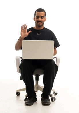 رجل سعودي في مكالمة فيديو لابتوب بخلفية بيضاء