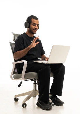 رجل سعودي يستخدم اللابتوب والسماعات في مكالمة فيديو