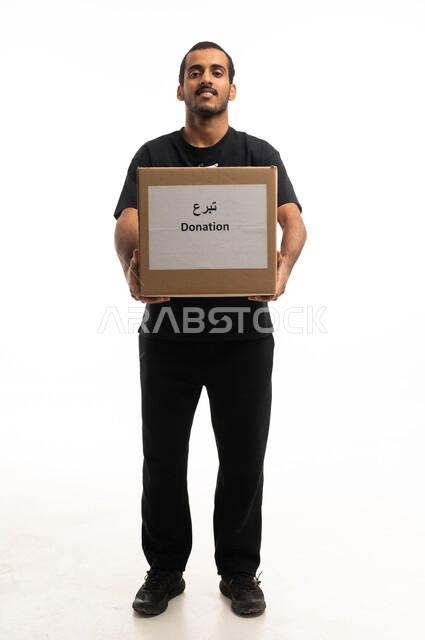 رجل سعودي يحمل صندوق تبرعات على خلفية بيضاء استوديو