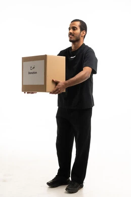 رجل سعودي يحمل صندوق تبرعات على خلفية بيضاء