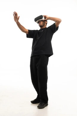 شاب سعودي يستخدم سماعة الواقع الافتراضي على خلفية بيضاء