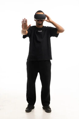 رجل عربي يستخدم نظارة الواقع الافتراضي بخلفية بيضاء