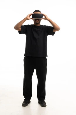 رجل عربي يستخدم نظارات الواقع الافتراضي بخلفية بيضاء