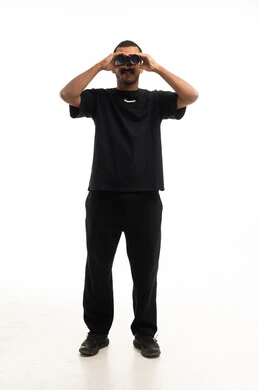 رجل عربي ينظر من خلال المنظار على خلفية بيضاء