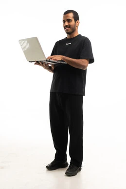 شاب عربي يحمل لابتوب على خلفية بيضاء