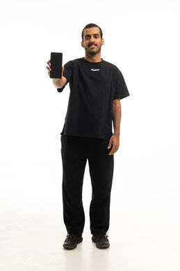 شاب عربي يحمل هاتف ذكي بخلفية بيضاء