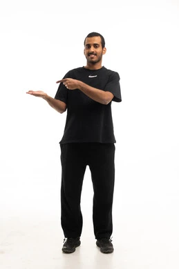 رجل سعودي يشير لراحة يده على خلفية بيضاء