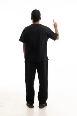 رجل عربي من الخلف يشير للأعلى على خلفية بيضاء